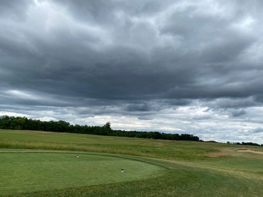 Stoatin Brae No. 1 hole cloudy skies