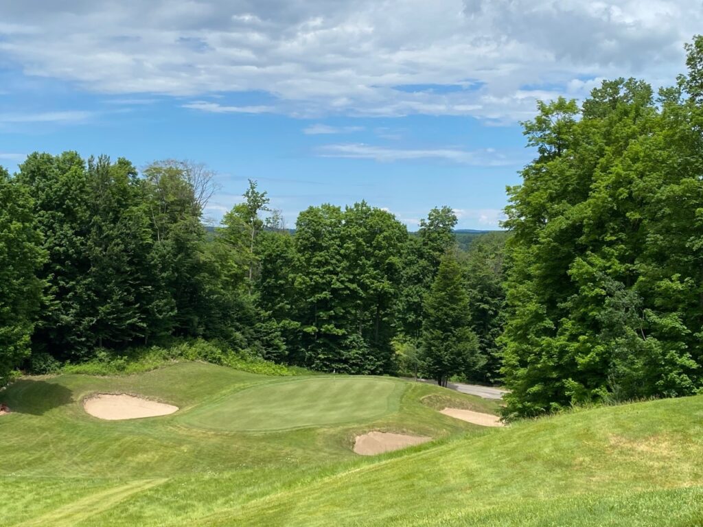 Hawks Eye No. 13 a downhill Par-3