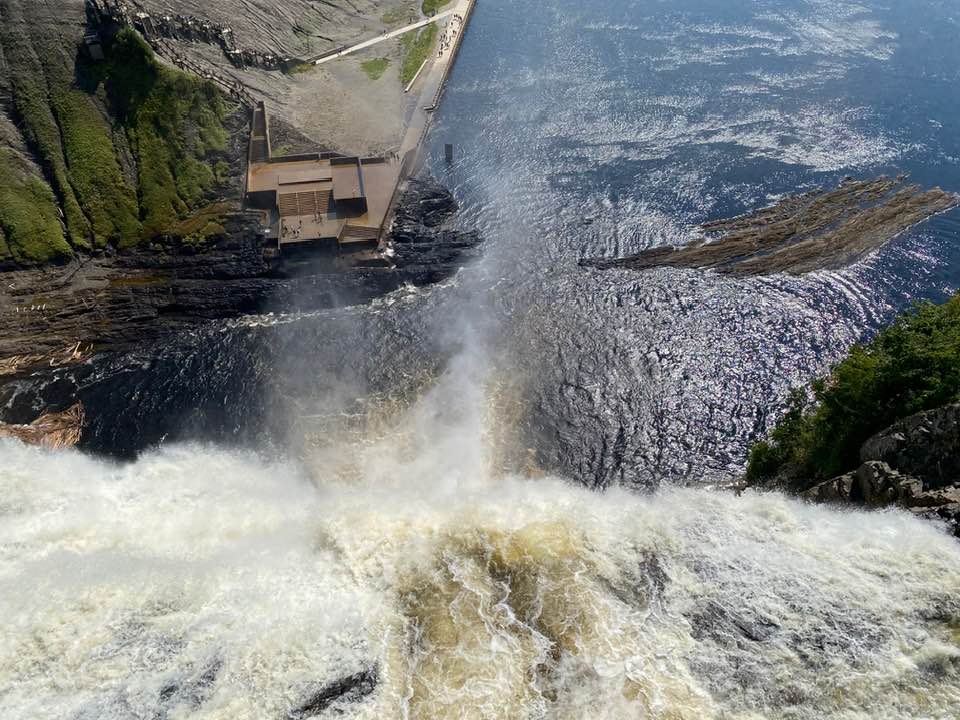 Looking directly down the middel of the waterfall from the Suspension Bridge. Notice the Concrete Promontory and Panoramic Staircase.